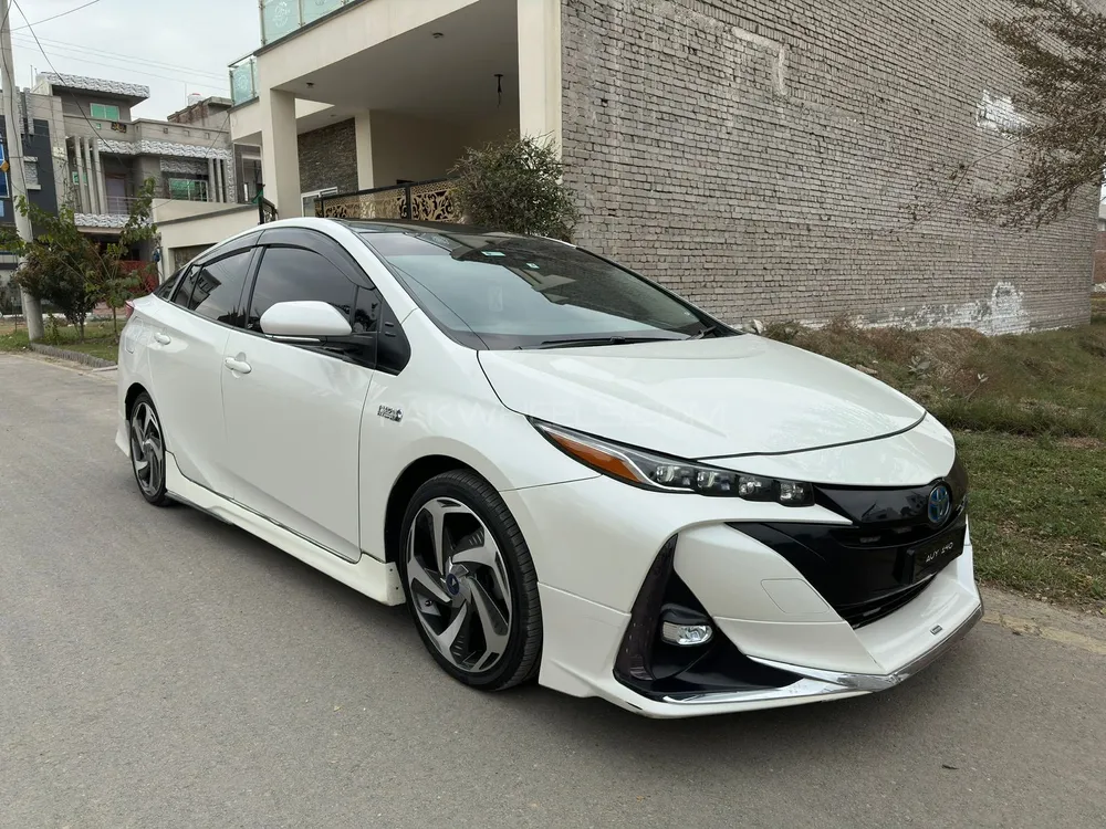 Toyota Prius 2017 for sale in Faisalabad