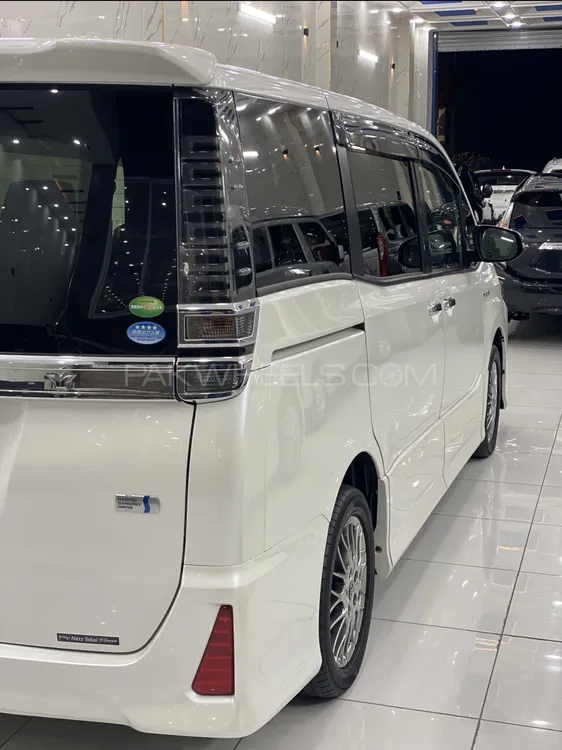 Toyota Voxy 2018 for Sale in Peshawar Toyota Voxy 2018 for Sale in Peshawar Image-4