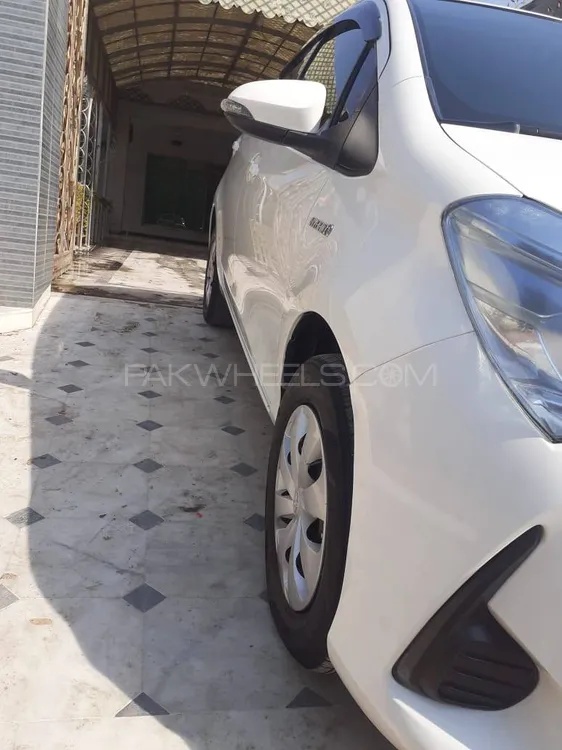 Toyota Vitz 2017 for Sale in Hayatabad Image-1