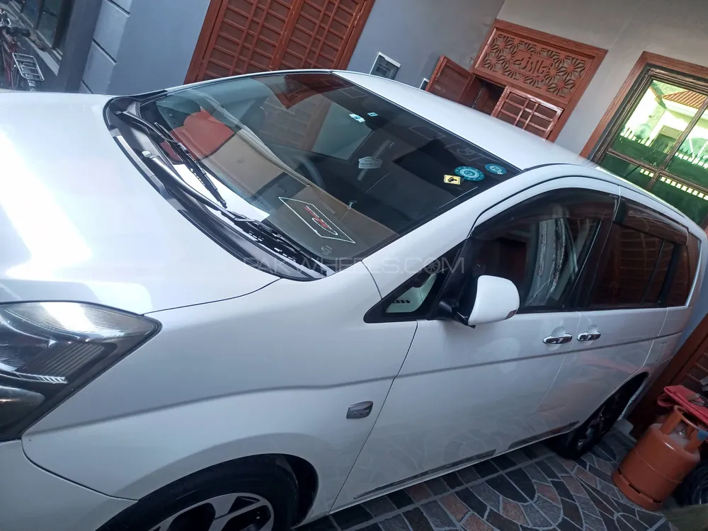 Toyota ISIS 2011 for Sale in Islamabad Image-1