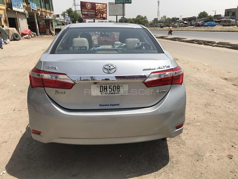Toyota Corolla - 2015  Toyota Corolla - 2015  Image-2