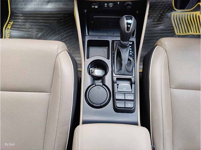 ہیونڈائی ٹوسان 2024 Interior Gear, Cupholders and Controls