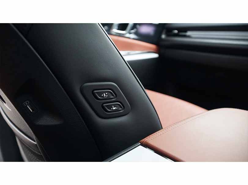KIA Grand Carnival 2023 Exterior Boss Switch on Front Passenger Seat