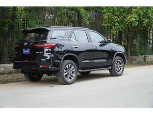 Toyota Fortuner Exterior Rear-Side Toyota Fortuner Exterior Rear-Side