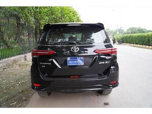 Toyota Fortuner Exterior Rear Toyota Fortuner Exterior Rear