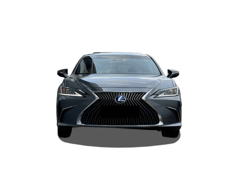 لیکزس ای ایس Exterior 