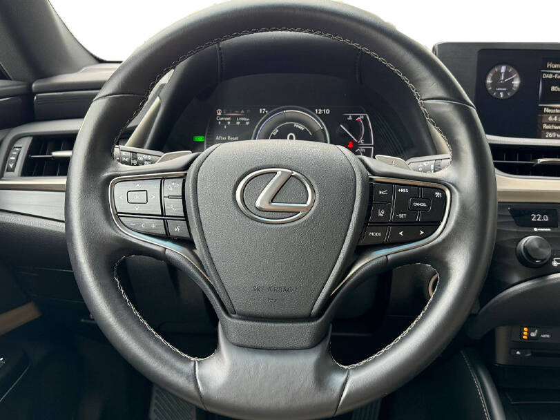 لیکزس ای ایس Interior 