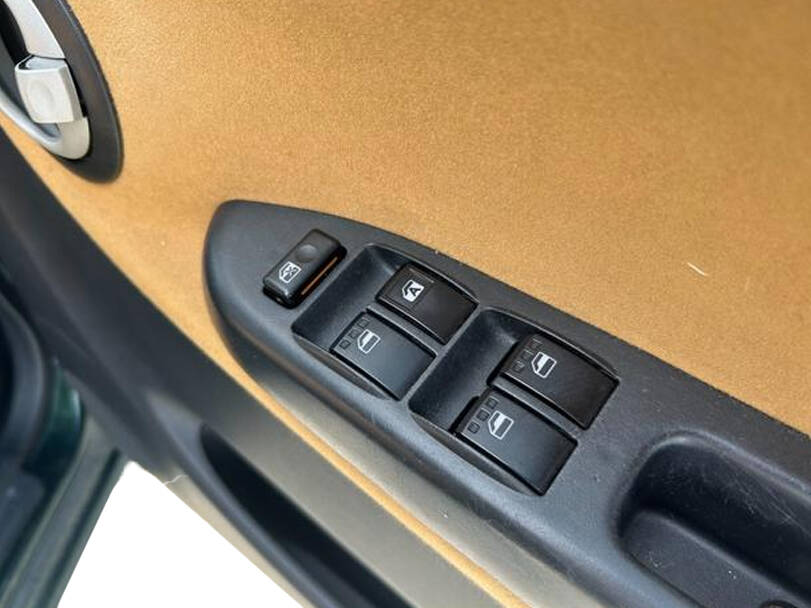ڈائیہاتسو میرا جینو Interior 